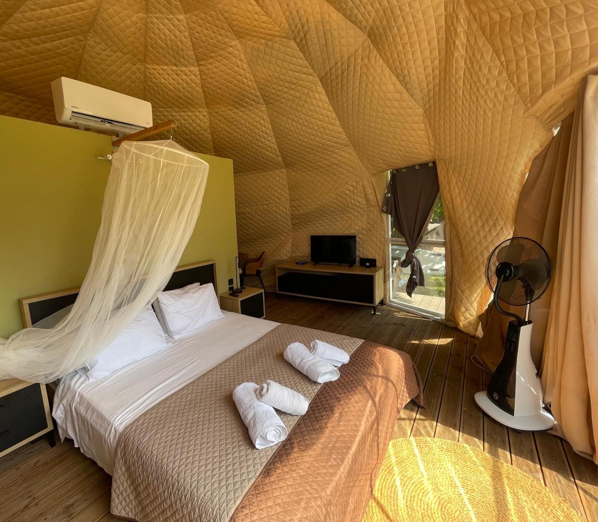 Manna Gea Glamping Domes Hotel Vonitsa Exterior photo